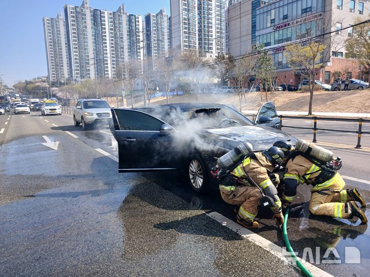 [포항=뉴시스] 안병철 기자 = 1일 오전 9시47분께 경북 포항시 북구 창포동 한 도로에서 교통사고 이후 K7 승용차에서 화재가 발생했다.(사진=포항북부소방서 제공) 2025.04.01. photo@newsis.com