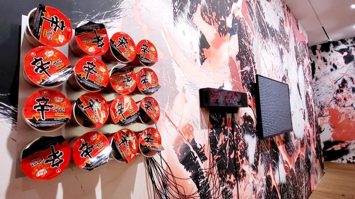 [사진=박현주미술전문기자] 뚜껑 열린 컵라면에서 숨을 쉬듯 소리가 난다. 컵, 스피커, 미니 PC, 모니터, 거치대, 맞춤형 컴퓨터 프로그램, #asset가변크기 2025 *재판매 및 DB 금지