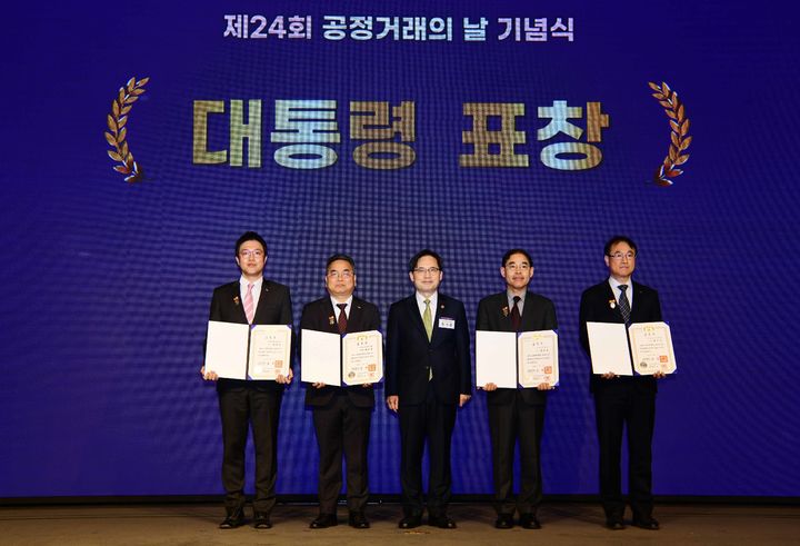 [서울=뉴시스] 정재훈 SK에코플랜트 부사장(왼쪽 첫 번째)을 비롯한 대통령 표창 수상자들이 1일 중소기업중앙회 케이비즈(KBIZ)홀에서 열린 '제24회 공정거래의 날' 기념식에서 기념촬영을 하고 있다. 2025.04.01. (사진=SK에코플랜트 제공) photo@newsis.com *재판매 및 DB 금지