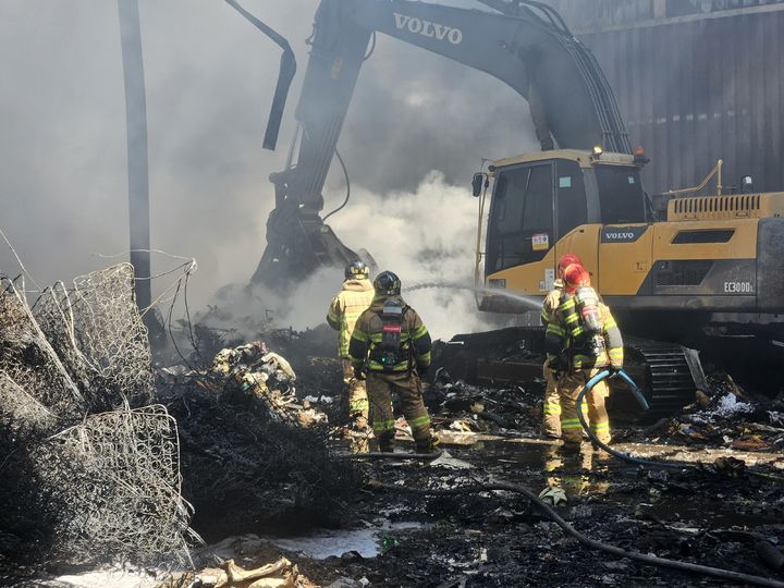 [진주=뉴시스]진주시 대곡면 자원순환시설 화재.(사진=경남소방본부 제공).2025.04.01.photo@newsis.com *재판매 및 DB 금지