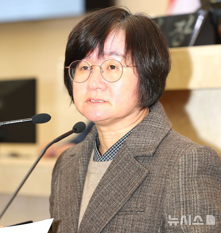 [포항=뉴시스] 송종욱 기자 = 김은주 더불어민주당 포항시의원(비례대표)은 1일 '제323회 포항시의회 임시회에서 포항시가 산업 재해 관련 사업을 전면 재검토할 것과 적극적인 개입을 촉구했다. 사진은 5분 자유 발언을 하는 김은주 의원. (사진=포항시의회 제공) 2025.04.01. photo@newsis.com