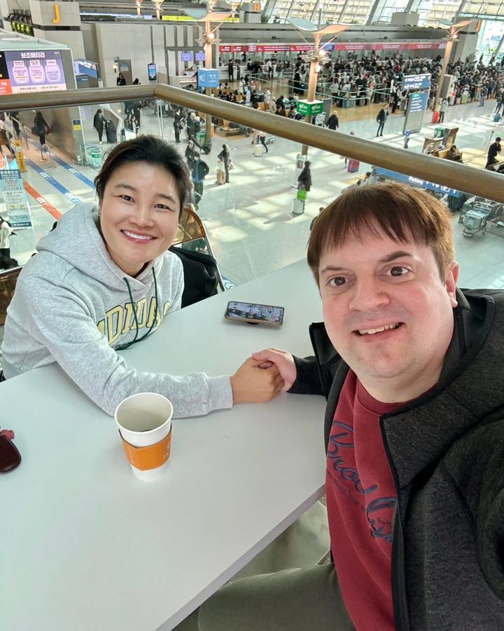 [서울=뉴시스] 김혜선(왼쪽)·스테판 지겔 (사진=인스타그램 캡처) 2025.04.01. photo@newsis.com *재판매 및 DB 금지