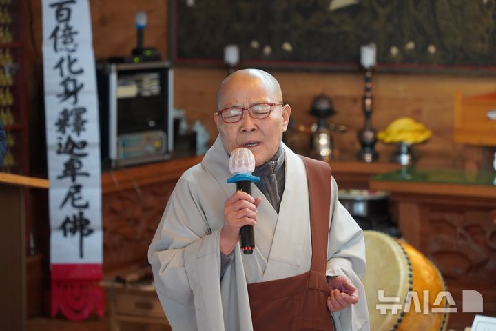 [인천=뉴시스] 1일 대한불교조계종 화천사에서 거행된 인천 부평구 '봉사왕' 故장성철씨의 49재에서 주지 정각 스님이 기독교인이던 고인을 위해 찬송가를 부르고 있다. (사진=화천사 제공) 2025.04.01. photo@newsis.com
