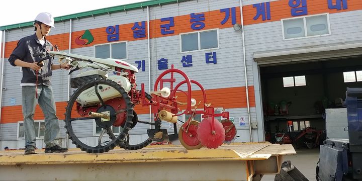 [임실=뉴시스] 임실군 농기계임대사업소 직원이 임대 농기계를 차량에 옮겨 실고 있다. *재판매 및 DB 금지