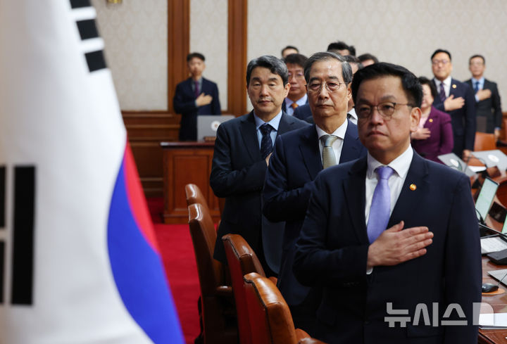 [서울=뉴시스] 최진석 기자 = 한덕수 대통령 권한대행 국무총리와 최상목 부총리 겸 기획재정부 장관 및 국무위원들이 1일 정부서울청사에서 열린 국무회의에서 국기에 경례하고 있다. 2025.04.01. myjs@newsis.com