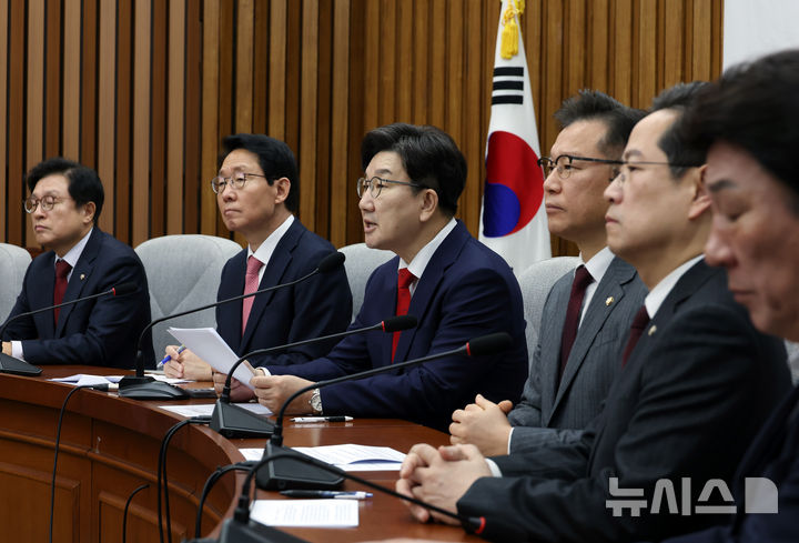 [서울=뉴시스] 고승민 기자 = 권성동 국민의힘 원내대표가 1일 서울 여의도 국회에서 열린 원내대책회의에서 발언하고 있다. 2025.04.01. kkssmm99@newsis.com