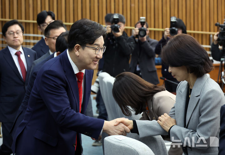[서울=뉴시스] 고승민 기자 = 권성동 국민의힘 원내대표가 1일 서울 여의도 국회에서 열린 원내대책회의에 참석하던 중 의원들과 인사하고 있다. 2025.04.01. kkssmm99@newsis.com