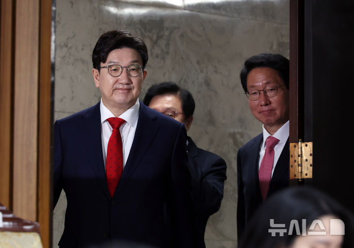 [서울=뉴시스] 고승민 기자 = 권성동 국민의힘 원내대표가 1일 서울 여의도 국회에서 열린 원내대책회의에 참석하고 있다. 2025.04.01. kkssmm99@newsis.com