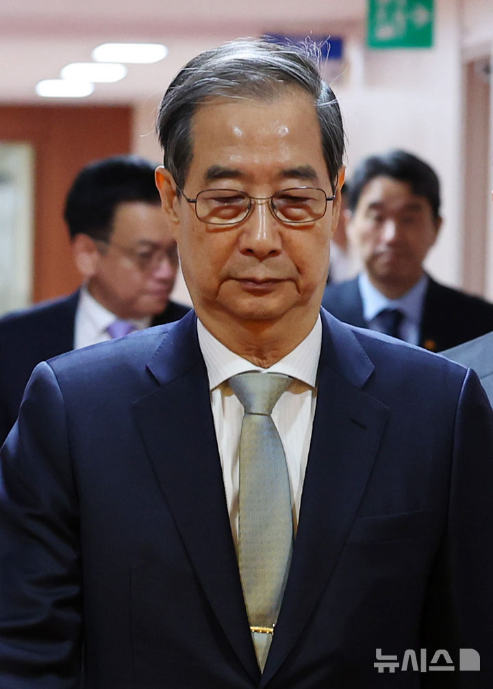 [서울=뉴시스] 최진석 기자 = 한덕수 대통령 권한대행 국무총리가 1일 정부서울청사에서 열린 국무회의에 입장하고 있다. 2025.04.01. myjs@newsis.com