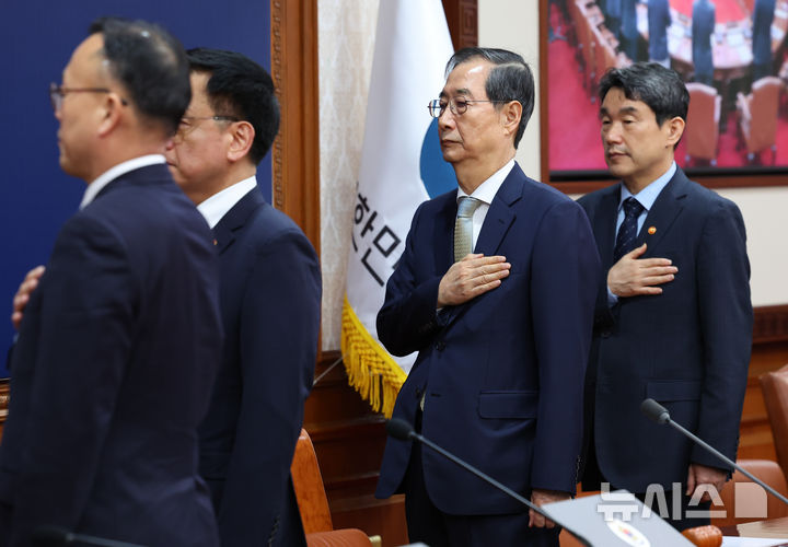 [서울=뉴시스] 최진석 기자 = 한덕수 대통령 권한대행 국무총리가 1일 정부서울청사에서 열린 국무회의에서 국기에 경례하고 있다. 2025.04.01. myjs@newsis.com