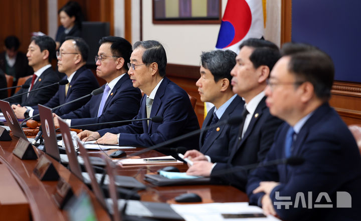 [서울=뉴시스] 최진석 기자 = 한덕수 대통령 권한대행 국무총리가 1일 정부서울청사에서 열린 국무회의를 주재하고 있다. 2025.04.01. myjs@newsis.com