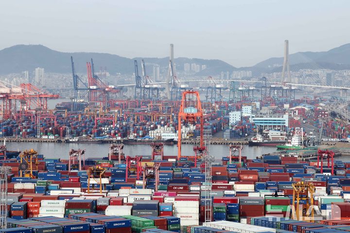 [부산=뉴시스] 하경민 기자 = 산업통상자원부는 지난달 수출이 전년과 비교해 3.1% 증가한 582억8000만 달러(85조6716억원)를 기록, 2개월 연속 증가세를 이어갔다고 밝혔다. 1일 부산 남구 신선대(사진 아래) 및 감만(위) 부두 야적장에 컨테이너가 가득 쌓여 있다. 2025.04.01. yulnetphoto@newsis.com
