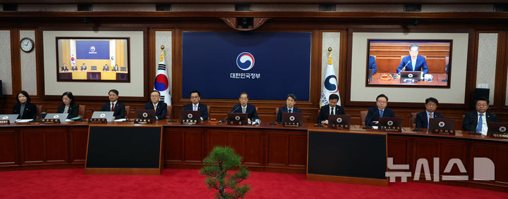 [서울=뉴시스] 최진석 기자 = 한덕수 대통령 권한대행 국무총리가 1일 정부서울청사에서 열린 국무회의를 주재하고 있다. 2025.04.01. myjs@newsis.com