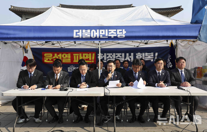 [서울=뉴시스] 김근수 기자 = 박찬대 더불어민주당 원내대표가 지난 1일 서울 종로구 광화문에 마련된 천막당사에서 원내대책회의를 주재하고 있다. 2025.04.01. ks@newsis.com