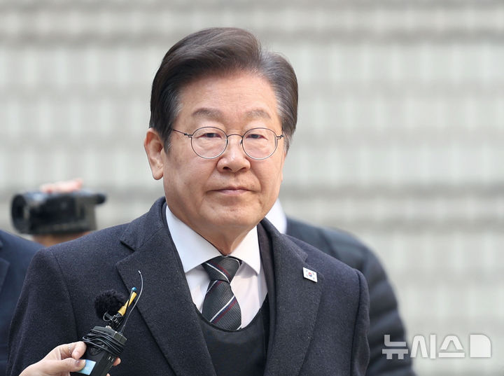 [서울=뉴시스] 김진아 기자 = 이재명 더불어민주당 대표가 1일 서울 서초구 서울중앙지방법원에서 열린 대장동 배임 및 성남FC 뇌물 의혹 공판에 출석하고 있다. 2025.04.01. bluesoda@newsis.com