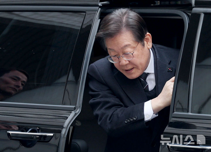 [서울=뉴시스] 김진아 기자 = 이재명 더불어민주당 대표가 1일 서울 서초구 서울중앙지방법원에서 열린 대장동 배임 및 성남FC 뇌물 의혹 공판에 출석하고 있다. 2025.04.01. bluesoda@newsis.com