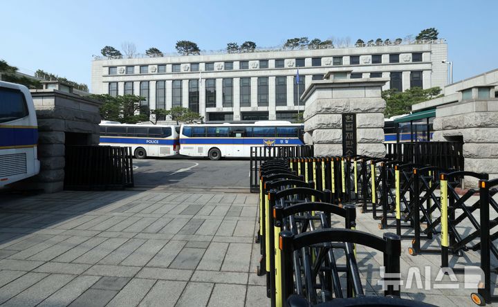 [서울=뉴시스] 고범준 기자 = 윤석열 대통령 탄핵 심판 선고가 오는 4일 오전 11시 이뤄지는 1일 오전 서울 종로구 헌법재판소 앞 모습. 2025.04.01. bjko@newsis.com