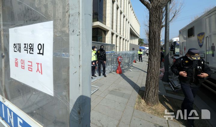 [서울=뉴시스] 고범준 기자 = 윤석열 대통령 탄핵 심판 선고가 오는 4일 오전 11시 이뤄지는 1일 오전 서울 종로구 헌법재판소 앞에서 경찰들이 이동하고 있다. 2025.04.01. bjko@newsis.com