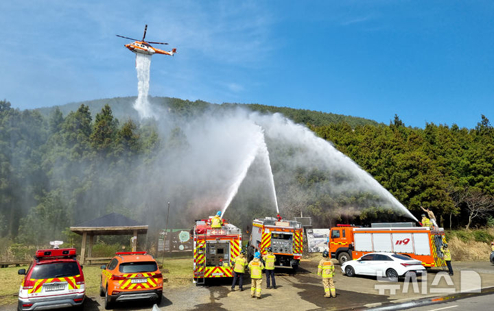 [제주=뉴시스] 우장호 기자 = 1일 오전 제주시 구좌읍 세화리 다랑쉬오름에서 제주도소방당국이 대형산불을 가정한 진압 훈련을 하고 있다. 2025.04.01. woo1223@newsis.com
