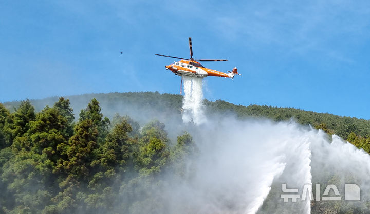 [제주=뉴시스] 우장호 기자 = 1일 오전 제주시 구좌읍 세화리 다랑쉬오름에서 제주도소방당국이 대형산불을 가정한 진압 훈련을 하고 있다. 2025.04.01. woo1223@newsis.com