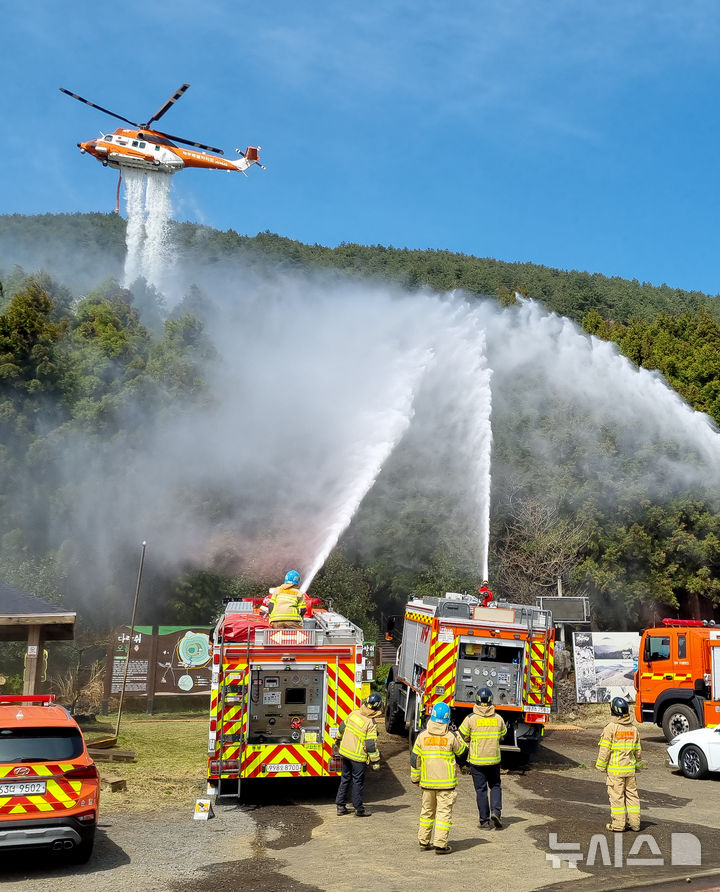 [제주=뉴시스] 우장호 기자 = 1일 오전 제주시 구좌읍 세화리 다랑쉬오름에서 제주도소방당국이 대형산불을 가정한 진압 훈련을 하고 있다. 2025.04.01. woo1223@newsis.com