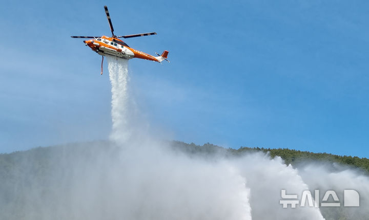 [제주=뉴시스] 우장호 기자 = 1일 오전 제주시 구좌읍 세화리 다랑쉬오름에서 제주도소방당국이 대형산불을 가정한 진압 훈련을 하고 있다. 2025.04.01. woo1223@newsis.com