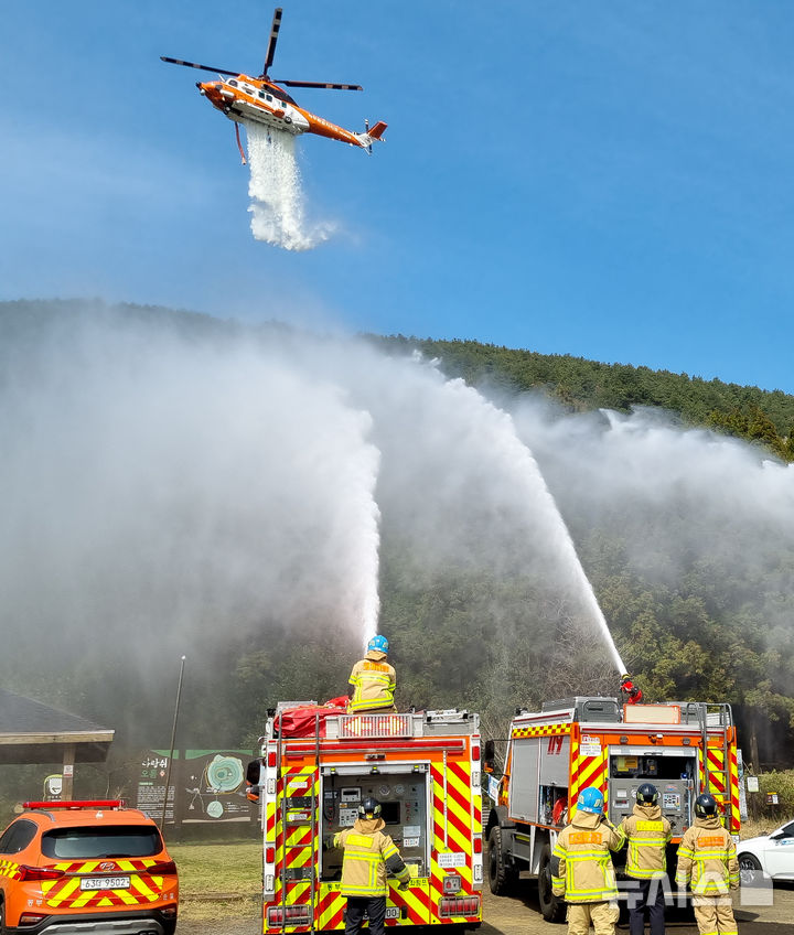 [제주=뉴시스] 우장호 기자 = 1일 오전 제주시 구좌읍 세화리 다랑쉬오름에서 제주도소방당국이 대형산불을 가정한 진압 훈련을 하고 있다. 2025.04.01. woo1223@newsis.com