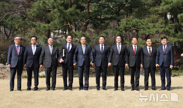 [서울=뉴시스] 조수정 기자 = 한덕수 대통령 권한대행 국무총리가 1일 서울 종로구 총리공관에서 열린 경제안보전략TF 회의에 앞서 기념촬영 하고 있다. 왼쪽부터 조태열 외교부 장관, 최상목 경제부총리 겸 기획재정부 장관, 정의선 현대차그룹 회장, 이재용 삼성전자 회장, 한 권한대행, 대한상공회의소 회장인 최태원 SK회장, 구광모 LG회장, 안덕근 산업통상자원부 장관, 신원식 국가안보실장, 성태윤 대통령실 정책실장. (대통령실통신사진기자단) 2025.04.01. chocrystal@newsis.com