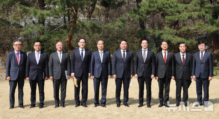 [서울=뉴시스] 조수정 기자 = 한덕수 대통령 권한대행 국무총리가 1일 서울 종로구 총리공관에서 열린 경제안보전략TF 회의에 앞서 기념촬영 하고 있다. 왼쪽부터 조태열 외교부 장관, 최상목 경제부총리 겸 기획재정부 장관, 정의선 현대차그룹 회장, 이재용 삼성전자 회장, 한 권한대행, 대한상공회의소 회장인 최태원 SK회장, 구광모 LG회장, 안덕근 산업통상자원부 장관, 신원식 국가안보실장, 성태윤 대통령실 정책실장. (대통령실통신사진기자단) 2025.04.01. chocrystal@newsis.com