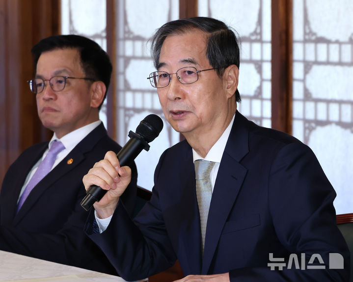 [서울=뉴시스] 조수정 기자 = 한덕수 대통령 권한대행 국무총리가 1일 서울 종로구 총리공관에서 열린 경제안보전략TF 회의를 주재하고 있다. (대통령실통신사진기자단) 2025.04.01. chocrystal@newsis.com
