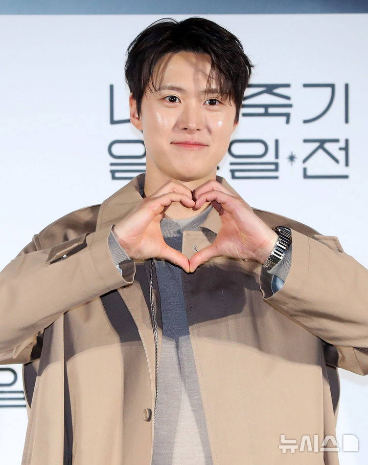 [서울=뉴시스] 김혜진 기자 = 배우 공명이 1일 오전 서울 용산구 CGV 용산아이파크몰에서 열린 티빙 오리지널 시리즈 '내가 죽기 일주일 전' 제작발표회에서 포즈를 취하고 있다. 2025.04.01. jini@newsis.com