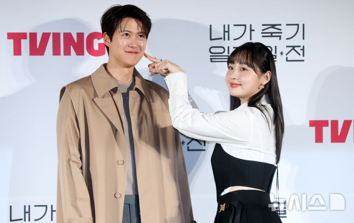 [서울=뉴시스] 김혜진 기자 = 배우 공명(왼쪽), 김민하가 1일 오전 서울 용산구 CGV 용산아이파크몰에서 열린 티빙 오리지널 시리즈 '내가 죽기 일주일 전' 제작발표회에서 포즈를 취하고 있다. 2025.04.01. jini@newsis.com