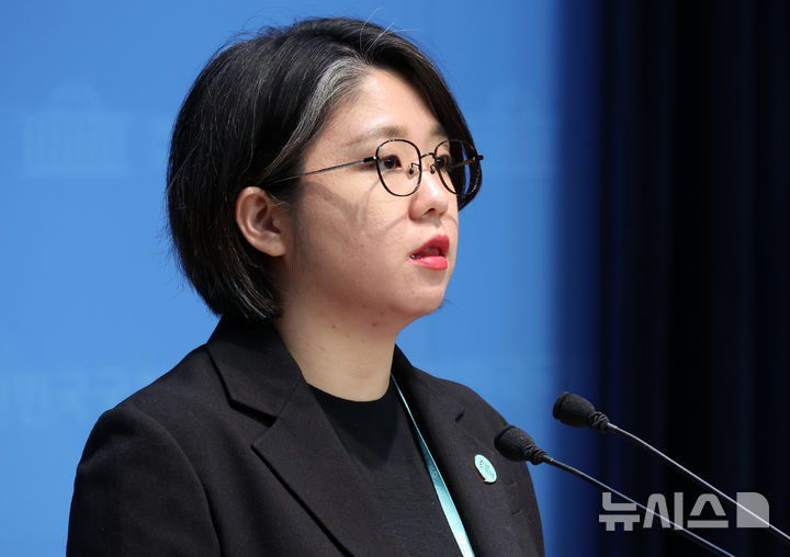[서울=뉴시스] 조성우 기자 = 용혜인 기본속득당 의원이 1일 오전 서울 여의도 국회 소통관에서 대통령 권한대행법 제정안 발의 기자회견을 하고 있다. 2025.04.01. xconfind@newsis.com