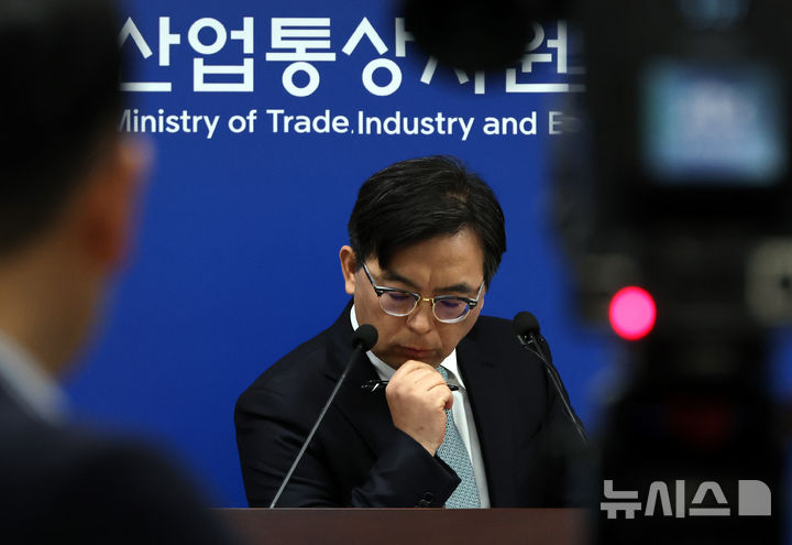 [세종=뉴시스] 강종민 기자 = 박정성 산업통상자원부 무역투자실장이 1일 세종시 정부세종청사에서 2025년 3월 수출입 동향을 발표한 뒤 기자 질문을 듣고 있다. 2025.04.01. ppkjm@newsis.com