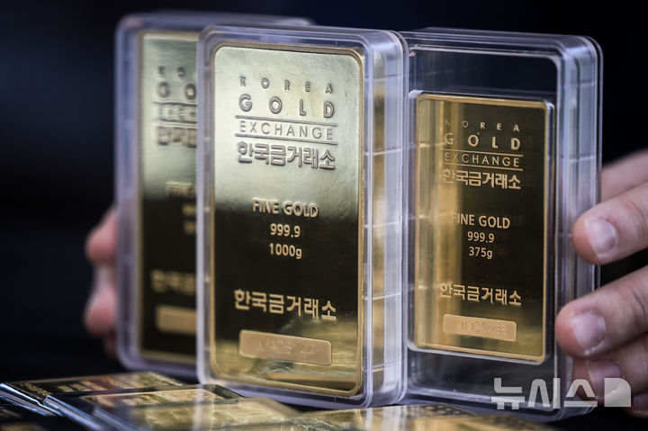 [서울=뉴시스] 11일 인베스팅닷컴에 따르면 금 현물 가격은 이날 오전 8시57분 기준 전날 대비 3.48% 온스당 3190.50달러에 거래 중이다. 금 선물 가격은 0.95% 상승한 온스당 3207.72달러에 거래되고 있다. 모두 사상 최고치다. 사진은 1일 서울 종로구 한국금거래소 종로본점에 골드바가 진열되어 있는 모습. 2025.04.01. 
