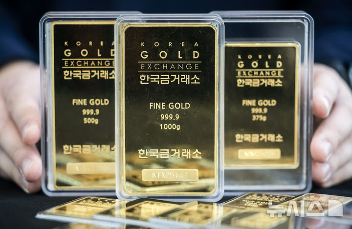 [서울=뉴시스] 정병혁 기자 = 트럼프발 고강고 관세 부과 정책으로 안전자산 '금'에 수요가 몰리고 있다. 사진은 1일 서울 종로구 한국금거래소 종로본점에 골드바가 진열돼 있는 모습. 2025.04.01. jhope@newsis.com