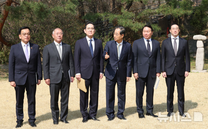 [서울=뉴시스] 조수정 기자 = 한덕수 대통령 권한대행 국무총리와 최상목 경제부총리 겸 기획재정부 장관이 1일 서울 종로구 총리공관에서 열린 경제안보전략TF 회의에 앞서 참석 기업인들과 기념촬영 한 뒤 이동하고 있다. 왼쪽부터 최 부총리, 정의선 현대차그룹 회장, 이재용 삼성전자 회장, 한 권한대행, 대한상공회의소 회장인 최태원 SK회장, 구광모 LG회장. (대통령실통신사진기자단) 2025.04.01. chocrystal@newsis.com