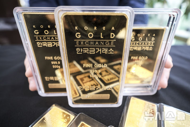 [서울=뉴시스] 정병혁 기자 = 1일 서울 종로구 한국금거래소 종로본점에 골드바가 진열되어 있다. 2025.04.01. jhope@newsis.com