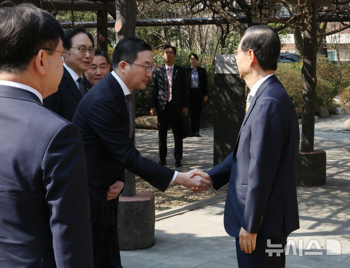 [서울=뉴시스] 조수정 기자 = 한덕수 대통령 권한대행 국무총리가 1일 서울 종로구 총리공관에서 열린 경제안보전략TF 회의에 앞서 구광모 LG 회장과 인사나누고 있다. (대통령실통신사진기자단) 2025.04.01. chocrystal@newsis.com