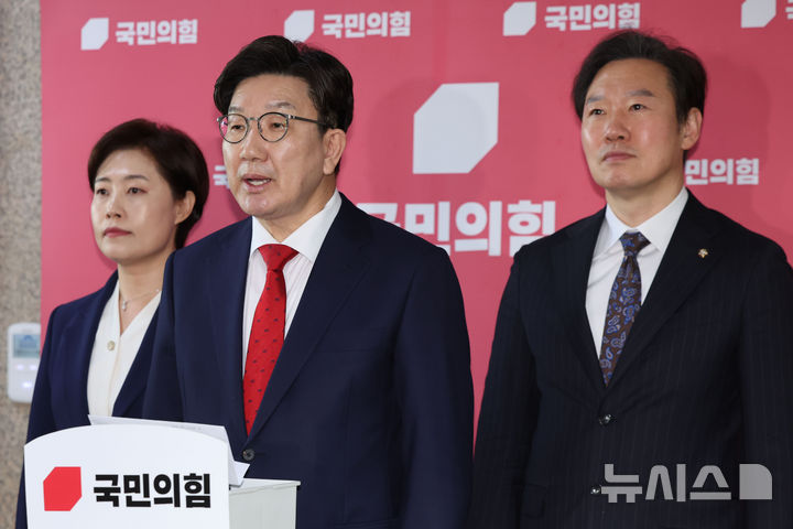 [서울=뉴시스] 권창회 기자 = 권성동 국민의힘 원내대표가 1일 오전 서울 여의도 국회에서 윤석열 대통령 선고 관련 백브리핑을 하고 있다. 2025.04.01. kch0523@newsis.com