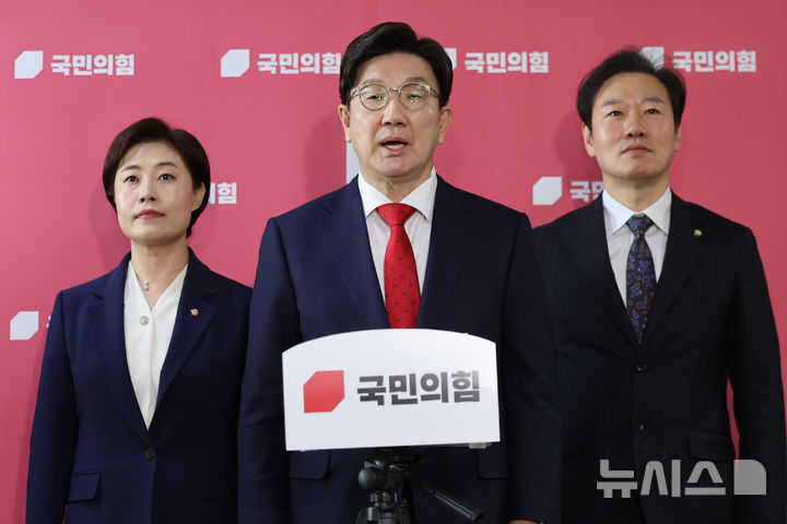 [서울=뉴시스] 권창회 기자 = 권성동 국민의힘 원내대표가 1일 오전 서울 여의도 국회에서 윤석열 대통령 선고 관련 백브리핑을 하고 있다. 2025.04.01. kch0523@newsis.com