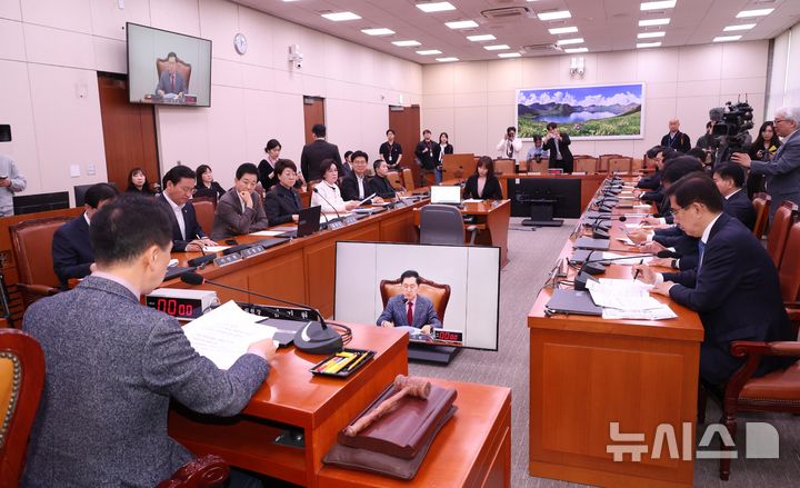 [서울=뉴시스] 조성봉 기자 = 김기현 APEC 정상회의 지원특위 위원장이 1일 오전 서울 여의도 국회에서 열린 아시아태평양경제협력체(APEC) 정상회의 지원 특별위원회 전체회의에서 회의를 주재하고 있다. 2025.04.01. suncho21@newsis.com