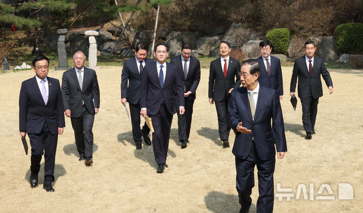[서울=뉴시스] 조수정 기자 = 한덕수(앞) 대통령 권한대행 국무총리가 1일 서울 종로구 총리공관에서 열린 경제안보전략TF 회의를 위해 이동하고 있다. 뒤 왼쪽부터 최상목 경제부총리 겸 기획재정부 장관, 정의선 현대차그룹 회장, 대한상공회의소 회장인 최태원 SK회장, 이재용 삼성전자 회장, 구광모 LG회장, 안덕근 산업통상자원부 장관, 성태윤 대통령실 정책실장, 신원식 국가안보실장. (대통령실통신사진기자단) 2025.04.01. chocrystal@newsis.com