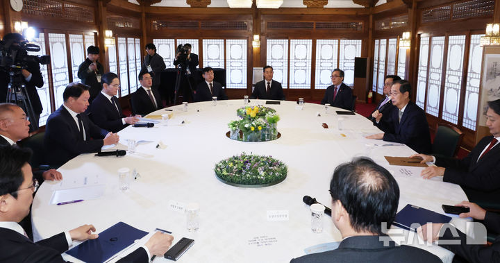 [서울=뉴시스] 조수정 기자 = 한덕수 대통령 권한대행 국무총리가 1일 서울 종로구 총리공관에서 열린 경제안보전략TF 회의를 주재하고 있다. 왼쪽부터 정의선 현대차그룹 회장, 대한상공회의소 회장인 최태원 SK회장, 이재용 삼성전자 회장, 구광모 LG회장, 성태윤 대통령실 정책실장, 신원식 국가안보실장, 조태열 외교부 장관, 최상목 경제부총리 겸 기획재정부 장관, 한 권한대행, 안덕근 산업통상자원부 장관. (대통령실통신사진기자단) 2025.04.01. chocrystal@newsis.com