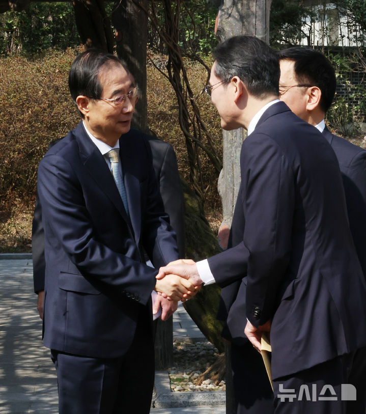 [서울=뉴시스] 조수정 기자 = 한덕수 대통령 권한대행 국무총리가 1일 서울 종로구 총리공관에서 열린 경제안보전략TF 회의에 앞서 이재용 삼성전자 회장과 인사나누고 있다. (대통령실통신사진기자단) 2025.04.01. chocrystal@newsis.com