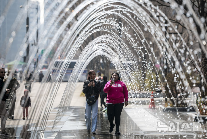 [서울=뉴시스] 정병혁 기자 = 광화문광장 분수가 가동을 시작한 가운데 1일 외국인 여행객들이 분수를 걸으며 즐거운 시간을 보내고 있다. 2025.04.01. jhope@newsis.com