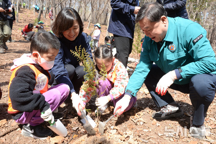 [울산=뉴시스] 배병수 기자 = 1일 오전 울산 동구 염포산 일원에서 열린 제80회 식목일 나무심기 행사에서 동구 환희지유치원 원생들이 김종훈 동구청장과 나무를 심고 있다. 2025.04.01.bbs@newsis.com.