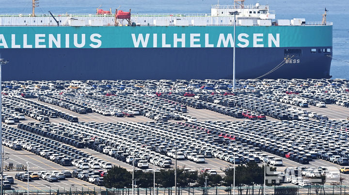 [평택=뉴시스] 김종택 기자 = 도널드 트럼프 미국 대통령의 상호관세 발표를 앞둔 1일 경기도 평택항내 자동차 전용부두에 선적을 기다리는 수출용 차량이 세워져 있다. 2025.04.01. jtk@newsis.com