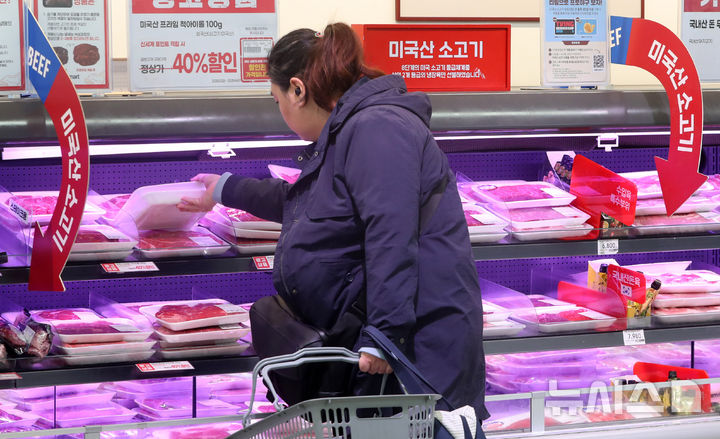 [서울=뉴시스] 김혜진 기자 = 사진은 지난 1일 서울 시내 한 대형마트에 미국산 소고기가 판매되고 있는 모습. 2025.04.01. jini@newsis.com