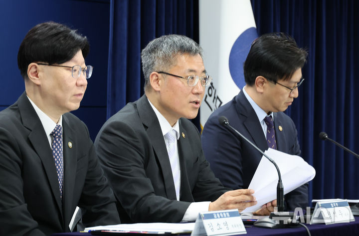 [서울=뉴시스] 김명원 기자 = 김석우 법무부 장관 직무대행이 1일 서울 종로구 정부서울청사에서 열린 상법개정안 재의요구 관련 관계기관 합동브리핑에서 발언하고 있다. 왼쪽은 김소영 금웅위 부위원장, 오른쪽은 김범석 기획재정부 1차관. 2025.04.01. kmx1105@newsis.com